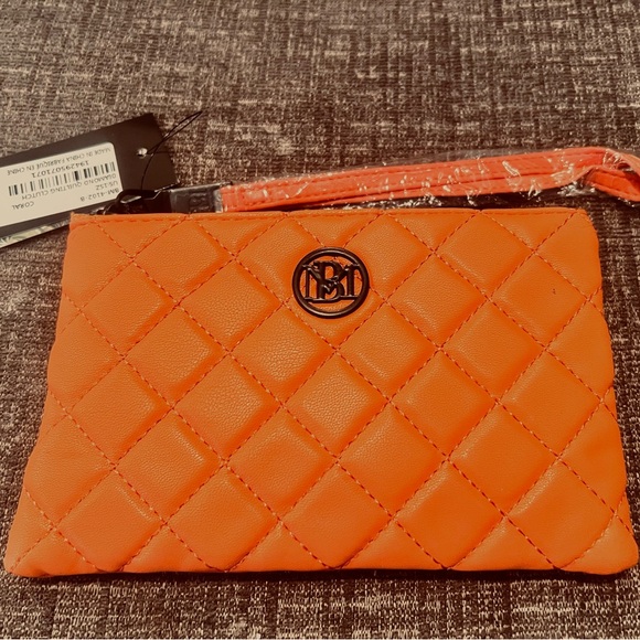 It’s a mostly  bags show Midrange lovely purses! - Picture 5 of 8